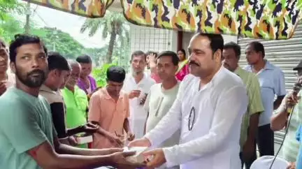 বারুইপুর: চালতা বেরিয়া গ্রাম পঞ্চায়েতের মানুষদের হাতে দিঘার জগন্নাথ ধামের মহাপ্রসাদ তুলে দিলেন বারুইপুর পূর্বের বিধায়ক