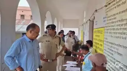 सोनबरसा: सोनबरसा नगर पंचायत के वार्ड आठ में शांतिपूर्ण उपचुनाव संपन्न, डीएम-एसपी ने लिया जायजा