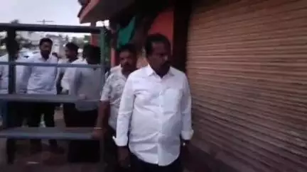తిరువూరు పట్టణంలో ని రైతు బజార్లో దుకాణ సముదాయ మరమ్మతు పనులను పరిశీలించిన ఎమ్మెల్యే కొలికపూడి శ్రీనివాసరావు