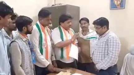रॉबर्ट्सगंज: कांग्रेसियों ने एक्सईएन सीएनडीएस को ज्ञापन देकर मानक विहीन नालियों का किया विरोध