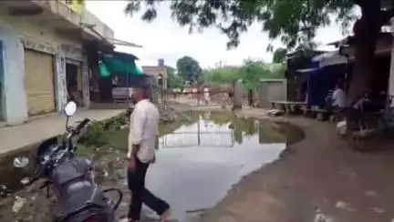 गंगधार: चौमहला में रेलवे विभाग ने रेलवे स्टेशन से बस स्टैंड जाने वाले मार्ग पर गेट लगाकर वाहनों के लिए किया प्रवेश निषेध