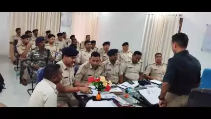 पतरातू: एसडीपीओ ने अनुमंडल पुलिस कार्यालय में थाना प्रभारियों के साथ की बैठक