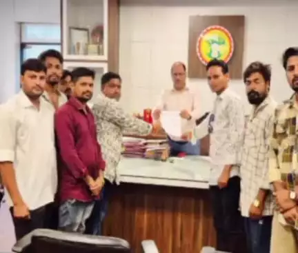 अलीराजपुर: देवास में आदिवासी परिवारों के घरों पर बुलडोजर चलाने के विरोध में हिन्दू युवा जनजाति संगठन ने सौंपा ज्ञापन