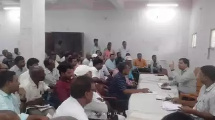 बेलदौर: आईटी भवन के सभागार में मतदाता सूची पुनरीक्षण को लेकर बीएलओ को दिया गया प्रशिक्षण