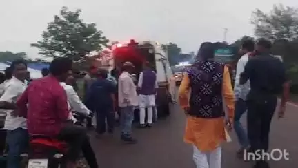 ନବରଙ୍ଗପୁର ପୋଲିସ ଷ୍ଟେସନ: ଇନ୍ଦ୍ରାବତୀ ପୋଲ ନିକଟରେ ଦୁର୍ଘଟଣାଗସ୍ତ ବ୍ୟକ୍ତିଙ୍କୁ ଡାକ୍ତରଖାନା ପହଞ୍ଚାଇ ମାନବିକତା ଦେଖେଇଲେ ମନ୍ତ୍ରୀ ଏବଂ ବିଧାୟକ