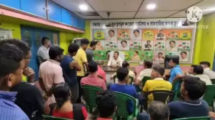 বজবজ ২: এলাকার গন্ডগোলের সমাধান করার জন্য নোদাখালী অঞ্চল তৃণমূল কংগ্রেসের দলীয় কার্যালয়ে সালিশি সভা উপস্থিত বুচান ব্যানার্জি