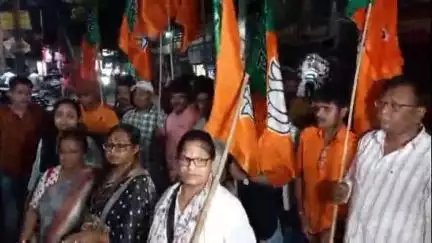 বর্ধমান ১: সুকান্ত মজুমদারের গ্রেপ্তারের প্রতিবাদে ও অবিলম্বে তাঁর মুক্তির দাবীতে বর্ধমান থানা ঘেরাও করলো বিজেপি