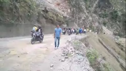 रुद्रप्रयाग: रुद्रप्रयाग व जनपद पौड़ी की सीमा से गुजरने वाला राष्ट्रीय राजमार्ग सिरोबगड़ के पास यातायात के लिए हुआ सुचारु