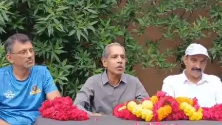 देवास नगर: साउथ अफ्रीका में मैराथन जीतकर देवास लौटने पर चार दोस्तों का किया गया भव्य स्वागत