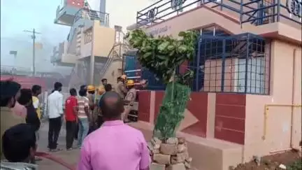 ಚಿತ್ರದುರ್ಗ: ನಗರದ ಗಾಂಧಿ ನಗರದಲ್ಲಿ ಆಕಸ್ಮಿಕ ಬೆಂಕಿ, ಸುಟ್ಟು ಕರಕಲಾದ ಮನೆಯ ಸಾಮಗ್ರಿಗಳು