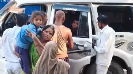 छातापुर: छातापुर के शंकरपट्टी में एमडीएम खाने से 8 दर्जन से अधिक बच्चों की तबीयत बिगड़ी, मची अफरा-तफरी