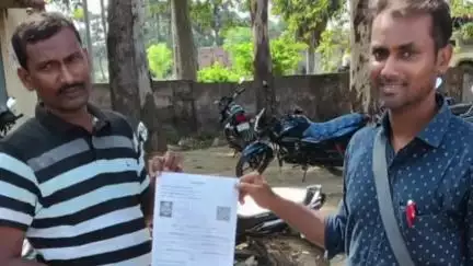अगिआंव: डीएम के निर्देशानुसार अगिआंव विस निर्वाचन क्षेत्र में विशेष गहन पुनरीक्षण अभियान के तहत घर-घर गणना पत्र का वितरण