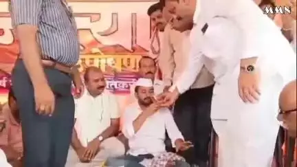 वर्धा: देवळी येथे मुख्य रस्त्याला प्रशस्त करण्याच्या मागणीला यश : युवा संघर्ष मोर्चाचे किरण ठाकरे यांचे उपोषण मागे