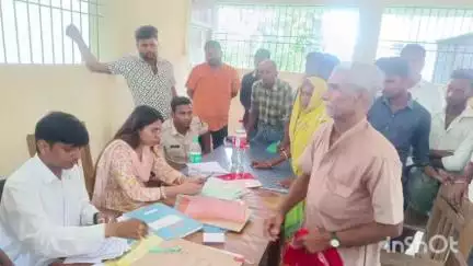 आलमनगर: आलमनगर थाना परिसर में शनिवार को लगा जनता दरबार, अंचल अधिकारी ने ज़मीन के सात मामलों का किया निष्पादन