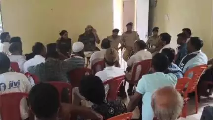 देव: देव थाना परिसर में मोहर्रम पर्व को शांति पूर्ण तरीके से संपन्न कराने के लिए शांति समिति की हुई बैठक