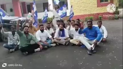 नीमच: सर्किट हाउस पर कमरा न मिलने पर भीम आर्मी कार्यकर्ताओं का धरना प्रदर्शन, SDM मुर्दाबाद के नारे लगे