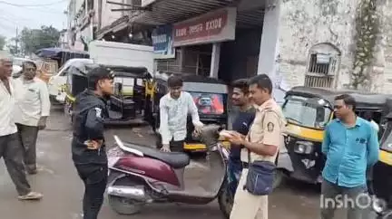 जळगाव: शहर पोलिसांतर्फे 25 बेशिस्त वाहनधारकांवर चित्रा चौक ते टॉवर चौक दरम्यान कारवाई