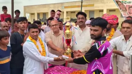 लालसोट: जय पपलाज माता क्रिकेट क्लब प्रतियोगिता का खिताब भांवता टीम ने जीता, विधायक ने विजेता और उपविजेता टीम को ट्रॉफी प्रदान की