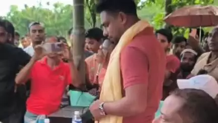 হাইলাকান্দি: হাইলাকান্দিতে বাশবাড়ি এলাকায় আয়োজিত সভায় যুবাদের উন্নয়নে অধিক সচেতন হতে আহবান জানান সমাজকর্মী কবির উদ্দিন লস্কর