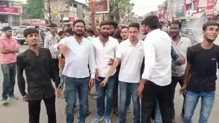 जबलपुर: कांग्रेस अध्यक्ष जीतू पटवारी पर एफआईआर से नाराज़ एनएसयूआई कार्यकर्ताओं का विरोध प्रदर्शन