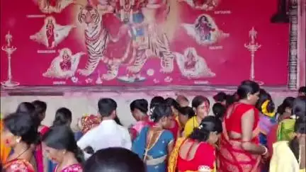 गोविंदपुर: गोबिंदपुर के वाणी दुर्गा मंदिर में विपदतारिणी पूजा को लेकर भक्तों की उमड़ी भीड़