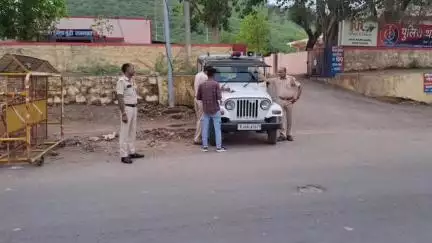 इंद्रगढ़: लाखेरी में यातायात नियमों के उल्लंघन पर पुलिस ने की कार्रवाई, चालान काटे और फटाका बाइक की जब्त