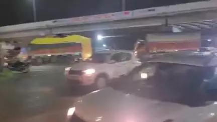 देवास: देवास-इंदौर के बीच वाहनों के जाम के कारण देवास पुलिस ने यातायात को किया डायवर्ट