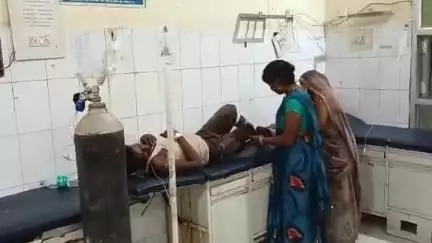 मिश्रिख: दतेली में खेत में ट्रैक्टर से जुताई करते समय अचानक हाई टेंशन लाइन गिरने से किसान बुरी तरह हुआ जख्मी