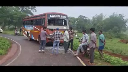 इटकी: इटकी गढ़गांव सड़क पर स्कूल बस और बाइक की टक्कर, बाइक सवार बिजली मिस्त्री गंभीर घायल