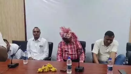 घंसौर: घंसौर के विकासखंड शिक्षा अधिकारी वीरेंद्र बोरकर सेवानिवृत्त हुए, लोगों ने दी विदाई