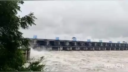 भंडारा: गोसेखुर्द धरणातुन वैनगंगा नदीतपाञात सोडला जलसाठा ; आवागमण करणाऱ्यांनी सतर्क राहण्याचे आवाहन