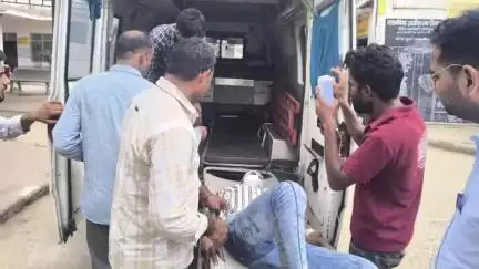 खेतड़ी: खेतड़ी में सामने से आ रही बोलेरो से बचने के लिए बाइक अनियंत्रित होकर नाले में गिरी, हादसे में तीन बाइक सवार घायल