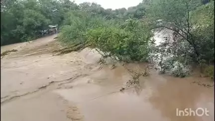 कुलपहाड़: थुरट बेलाताल मार्ग पर नदी के उफान से जनजीवन अस्त-व्यस्त, घंटों लोग फंसे रहे