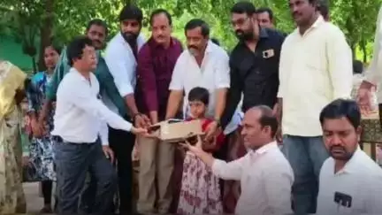 రమణయ్యపేట, తూర్పులక్ష్మీపురం గ్రామాల్లో విద్యా కిట్లు పంపిణీ చేసిన ప్రజాప్రతినిధులు