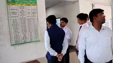 दुमका: आज सदर प्रखंड स्थित अंचल कार्यालय का डीसी ने किया औचक निरीक्षण