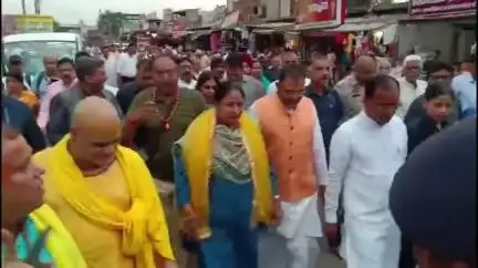 गोवर्धन: दिल्ली की मुख्यमंत्री रेखा गुप्ता ने गोवर्धन में लगाई सप्तकोशी गिर्राज जी की परिक्रमा