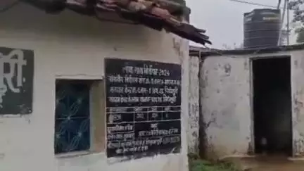 मंडला: सिंघपुरी में नाराज अभिभावकों ने प्राथमिक शाला में लगाया ताला, कहा- अब नहीं भेजेंगे बच्चे स्कूल