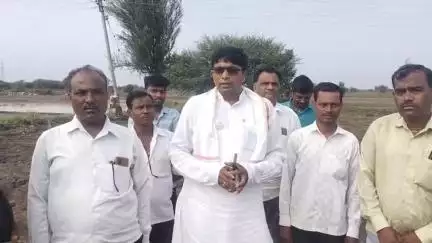 रिसोड: पिंपरी सरहद येथे भूमिपुत्र संघटनेचे संस्थापक भुतेकर यांनी केली नुकसानग्रस्त क्षेत्राची पाहणी