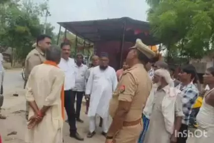 कैसरगंज: कैसरगंज क्षेत्र में मोहर्रम पर प्रशासन सक्रिय, एसडीएम और पुलिस अधिकारी ने संवेदनशील गांव का किया दौरा