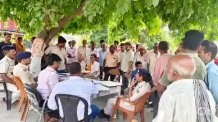बरौली: बरौली थाना परिसर में जनता दरबार, सीओ व थाना प्रभारी ने मामलों का किया निपटारा