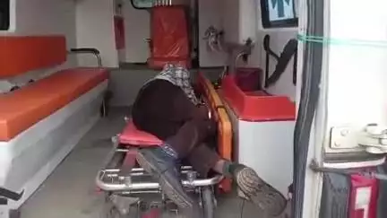 टीकमगढ़: मालपीथा गांव के पास सड़क किनारे संदिग्ध अवस्था में मिला शख्स, एंबुलेंस से अस्पताल पहुंचाया गया