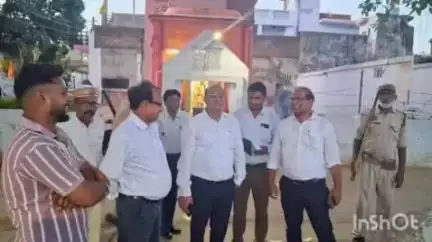 नानपारा: नानपारा के एसडीएम और अधिशासी अधिकारी ने मंदिर परिसर का किया निरीक्षण, प्रस्तावित विकास कार्यों की ली जानकारी