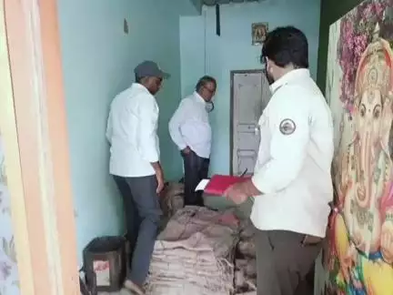 కనిగిరి: హనుమంతునిపాడు మండలంలోని పలు రేషన్ దుకాణాలను తనిఖీ చేసి రికార్డులను పరిశీలించిన తహసిల్దార్