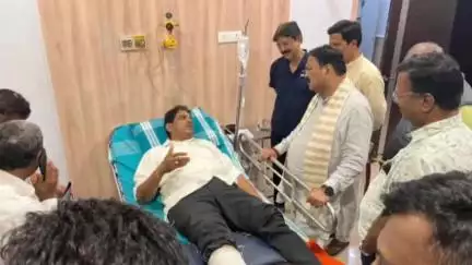 ಹುಬ್ಬಳ್ಳಿ ನಗರ: ನಗರದಲ್ಲಿ ಅಪಘಾತದಲ್ಲಿ ಗಾಯಗೊಂಡಿದ್ದ ವಿಶ್ವ ಹಿಂದೂ ಪರಿಷದ್ ನ ಪದಾಧಿಕಾರಿಯ ಆರೋಗ್ಯ ವಿಚಾರಿಸಿದ ಶಾಸಕ ಮಹೇಶ್ ಟೆಂಗಿನಕಾಯಿ