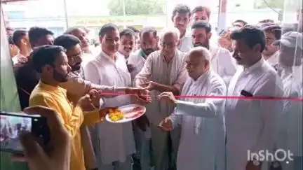 गोहद: पूर्व नेता प्रतिपक्ष एवं गोहद विधायक ने गोहद चौराहा पर एक निजी होटल का फीता काटकर उद्घाटन किया