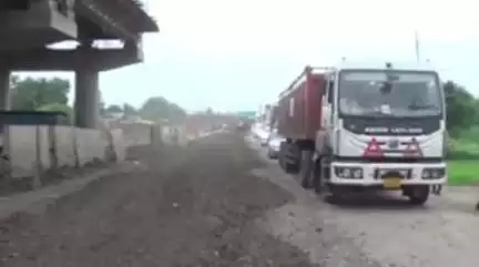 देपालपुर: कलेक्टर आशीष सिंह ने अर्जुन बड़ौदा के पास निर्माण क्षेत्र का दौरा किया, यातायात प्रभावित न हो, निर्देश दिए