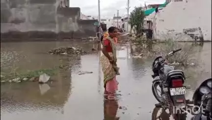 વઢવાણ: શહેરના 80 ફૂટ રોડની ત્રણથી ચાર સોસાયટીમાં વરસાદી પાણી ભરતા વિદ્યાર્થીઓને સ્થાનિક લોકોને રોગચાળાની ભીતિ