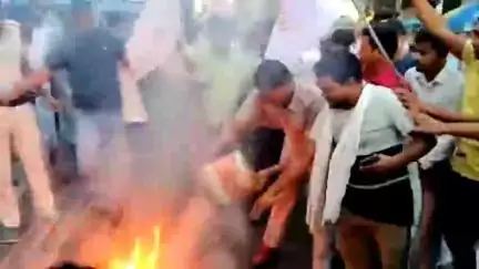 সামশেরগঞ্জ: কাঁকুরিয়ায় রাস্তা অবরোধ ও মুখ্যমন্ত্রীর  কুশপুতুল দাহ করার সময় পুলিশের সঙ্গে বচসায় DYFI ও SFI কর্মী সমর্থকরা