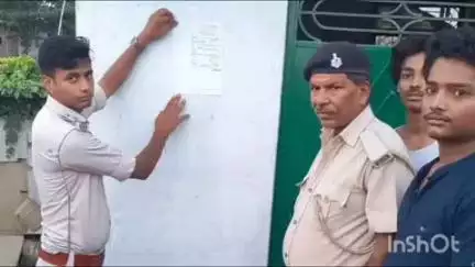 थावे: थावे थाना पुलिस ने मारपीट मामले में फरार तीन आरोपितों के घर कोर्ट के आदेश पर चिपकाया इश्तहार