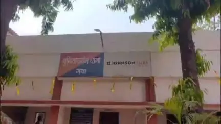 मानपुर: शहीद ईश्वर चौधरी हॉल के पास से पुलिस ने 10 लीटर देसी शराब के साथ एक महिला को किया गिरफ्तार